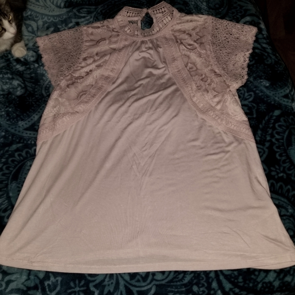 💜 B2G1 EUC womens cap sleeve top shirt lace sleeves and details